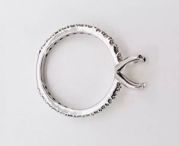14 Karat White Gold Round Brilliant Diamond Ring D3
