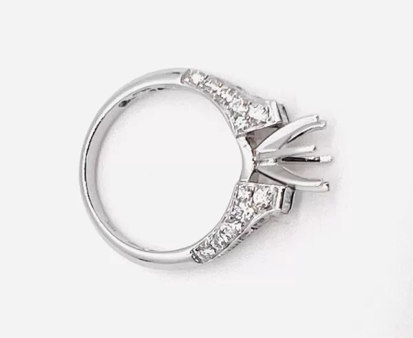 18 Karat White Gold Round Brilliant Baguette Diamond Ring D4