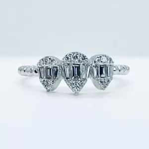 18 Karat White Gold Round Brilliant | Baguette Diamond Ring D5