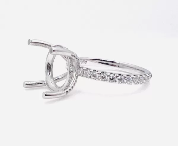 18 Karat White Gold Round Brilliant Diamond Ring D5